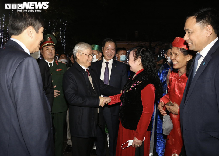 Pháo hoa rực sáng bầu trời Thủ đô mừng năm mới Tân Sửu 2021 - 31