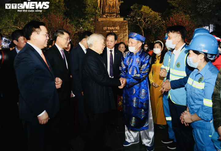 Pháo hoa rực sáng bầu trời Thủ đô mừng năm mới Tân Sửu 2021 - 29