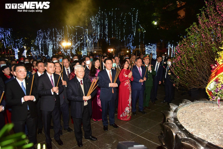 Pháo hoa rực sáng bầu trời Thủ đô mừng năm mới Tân Sửu 2021 - 28