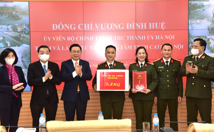 Pháo hoa rực sáng bầu trời Thủ đô mừng năm mới Tân Sửu 2021 - 35