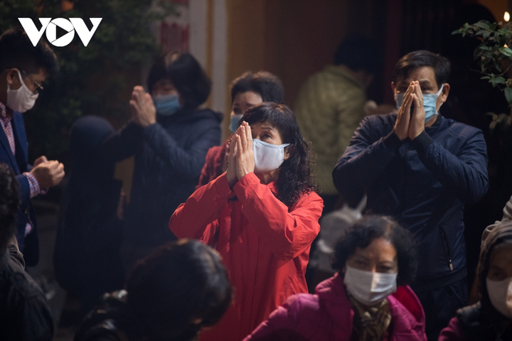 Cảnh người Hà Nội đi lễ chùa đầu năm lạ chưa từng thấy - 10