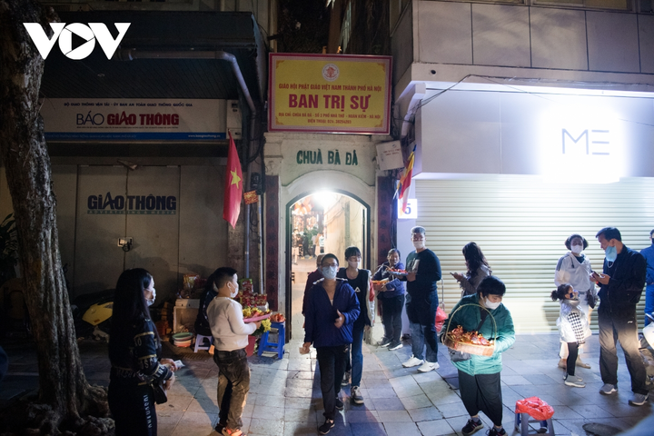 Cảnh người Hà Nội đi lễ chùa đầu năm lạ chưa từng thấy - 12