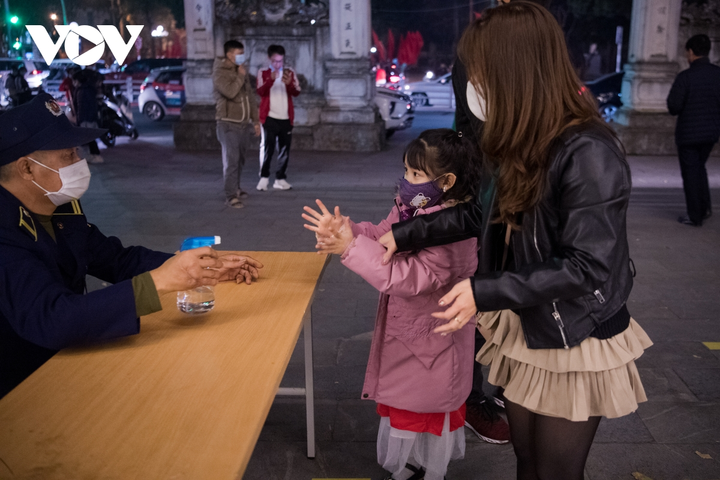 Cảnh người Hà Nội đi lễ chùa đầu năm lạ chưa từng thấy - 14