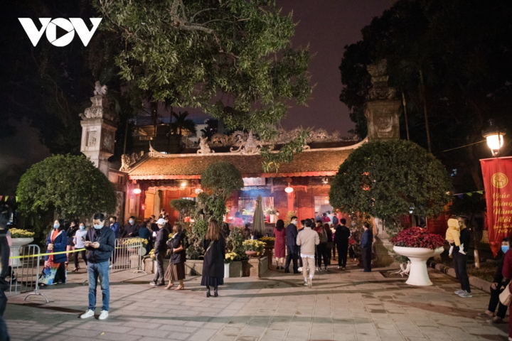 Cảnh người Hà Nội đi lễ chùa đầu năm lạ chưa từng thấy - 15