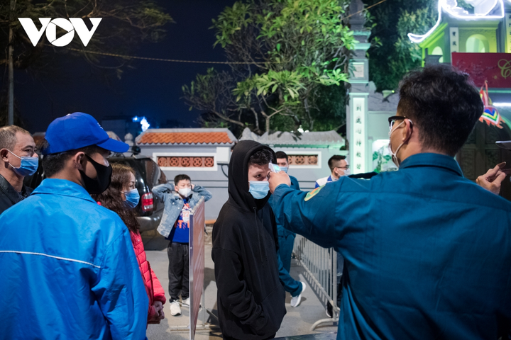 Cảnh người Hà Nội đi lễ chùa đầu năm lạ chưa từng thấy - 3