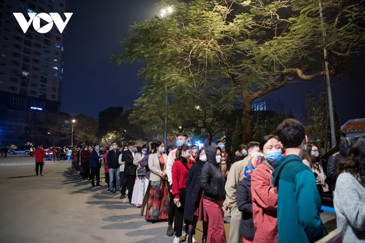 Cảnh người Hà Nội đi lễ chùa đầu năm lạ chưa từng thấy - 4