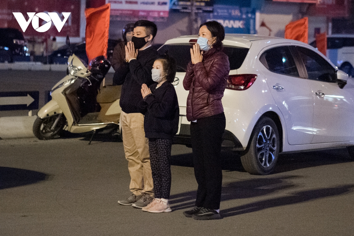 Cảnh người Hà Nội đi lễ chùa đầu năm lạ chưa từng thấy - 5