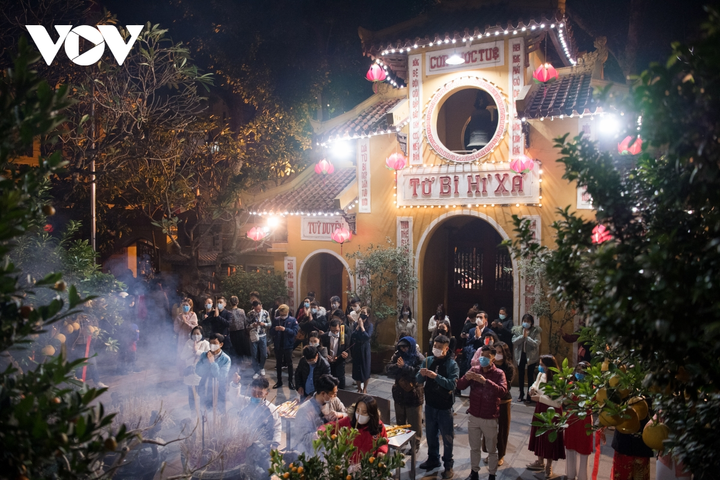 Cảnh người Hà Nội đi lễ chùa đầu năm lạ chưa từng thấy - 6