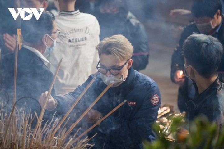 Cảnh người Hà Nội đi lễ chùa đầu năm lạ chưa từng thấy - 7