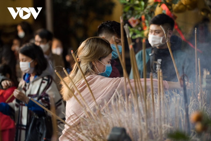 Cảnh người Hà Nội đi lễ chùa đầu năm lạ chưa từng thấy - 8