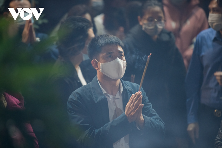 Cảnh người Hà Nội đi lễ chùa đầu năm lạ chưa từng thấy - 9