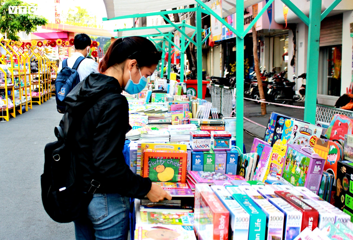 Người Sài Gòn đeo khẩu trang du xuân tại Lễ hội Đường sách Tết Tân Sửu - 3
