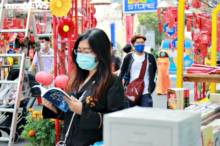 Người Sài Gòn đeo khẩu trang du xuân tại Lễ hội Đường sách Tết Tân Sửu - 5