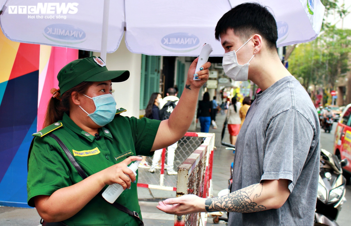 Người Sài Gòn đeo khẩu trang du xuân tại Lễ hội Đường sách Tết Tân Sửu - 7