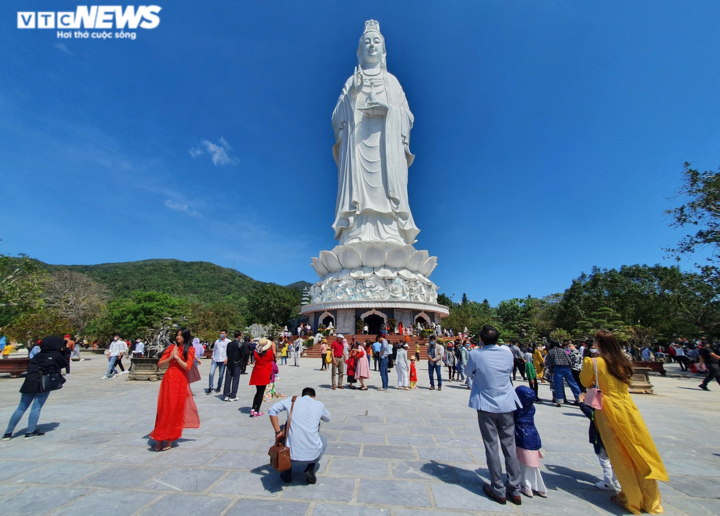 Hàng nghìn người đổ về chùa Linh Ứng Đà Nẵng cầu an trong ngày đầu năm Tân Sửu - 4