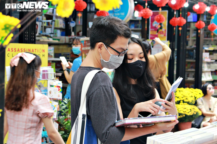 Người Sài Gòn đeo khẩu trang du xuân tại Lễ hội Đường sách Tết Tân Sửu - 11