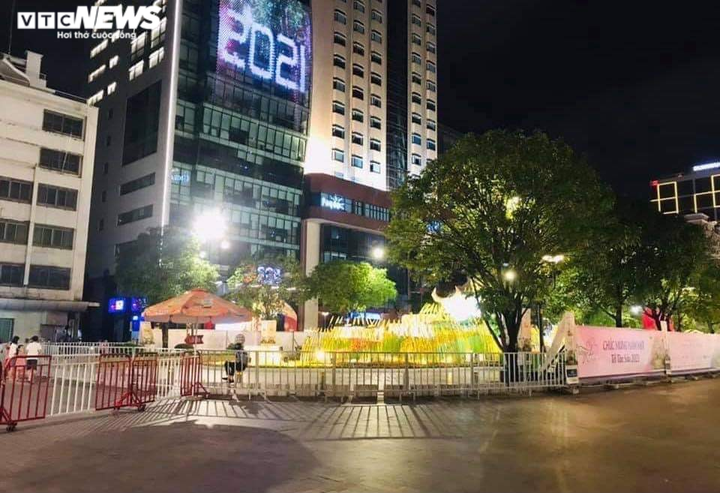 Pháo hoa rực sáng bầu trời Thủ đô mừng năm mới Tân Sửu 2021 - 6