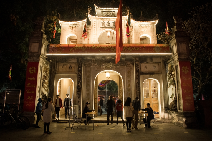 Cảnh người Hà Nội đi lễ chùa đầu năm lạ chưa từng thấy - 13