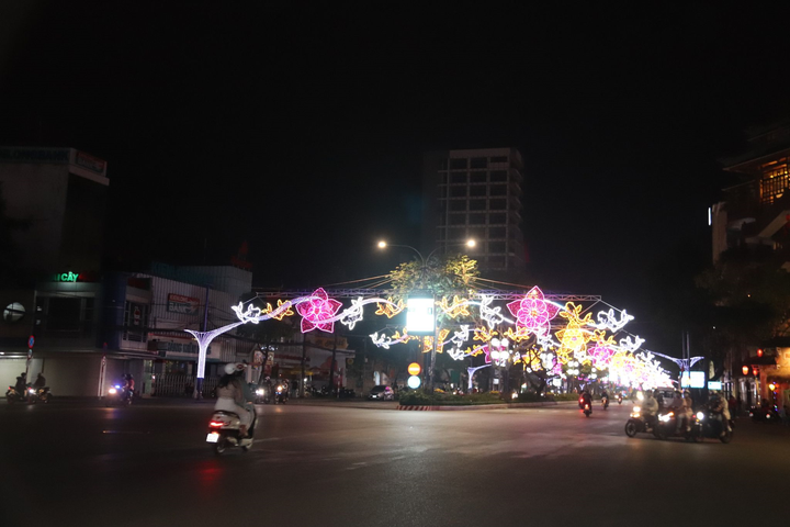 Pháo hoa rực sáng bầu trời Thủ đô mừng năm mới Tân Sửu 2021 - 9