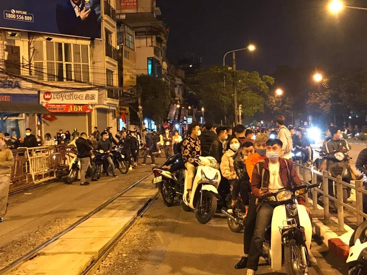 Pháo hoa rực sáng bầu trời Thủ đô mừng năm mới Tân Sửu 2021 - 8