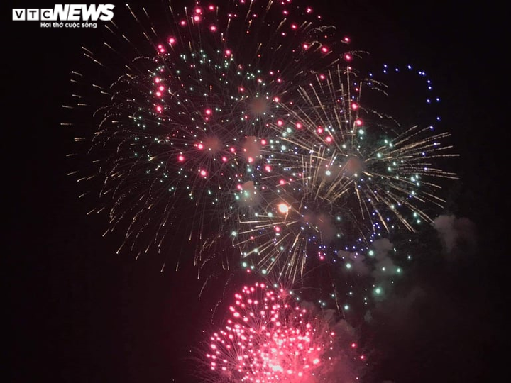 Pháo hoa rực sáng bầu trời Thủ đô mừng năm mới Tân Sửu 2021 - 3