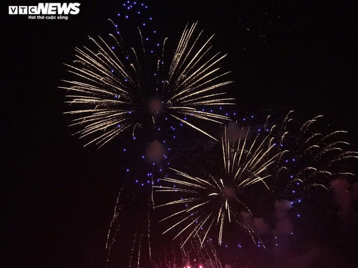 Pháo hoa rực sáng bầu trời Thủ đô mừng năm mới Tân Sửu 2021 - 2