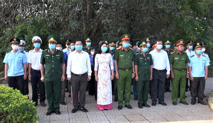 Lễ 'Chào cờ chủ quyền' thiêng liêng ngày đầu năm mới - 1