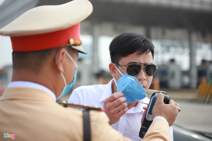 Chiều mùng 1 Tết, người Hà Nội đổ đi du xuân, đường phố tắc cứng - 11