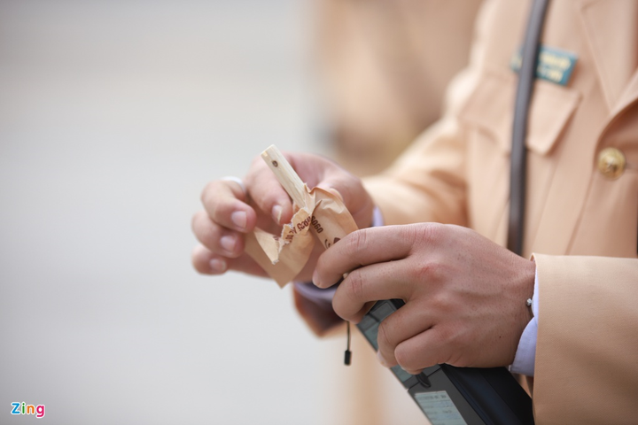 Chiều mùng 1 Tết, người Hà Nội đổ đi du xuân, đường phố tắc cứng - 12