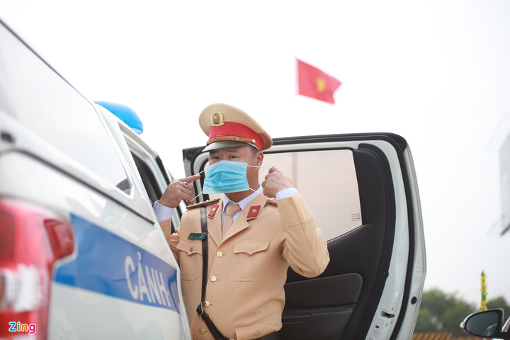 Chiều mùng 1 Tết, người Hà Nội đổ đi du xuân, đường phố tắc cứng - 13