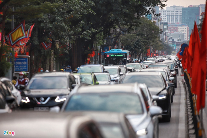 Chiều mùng 1 Tết, người Hà Nội đổ đi du xuân, đường phố tắc cứng - 2
