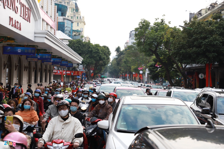 Chiều mùng 1 Tết, người Hà Nội đổ đi du xuân, đường phố tắc cứng - 1