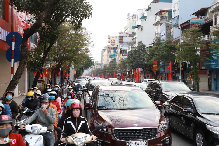 Chiều mùng 1 Tết, người Hà Nội đổ đi du xuân, đường phố tắc cứng - 3