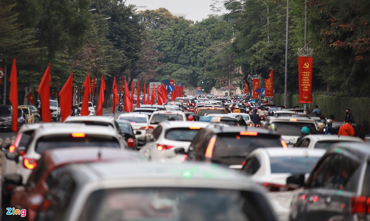 Chiều mùng 1 Tết, người Hà Nội đổ đi du xuân, đường phố tắc cứng - 4