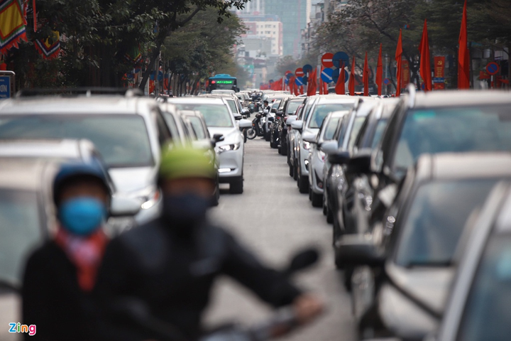 Chiều mùng 1 Tết, người Hà Nội đổ đi du xuân, đường phố tắc cứng - 5
