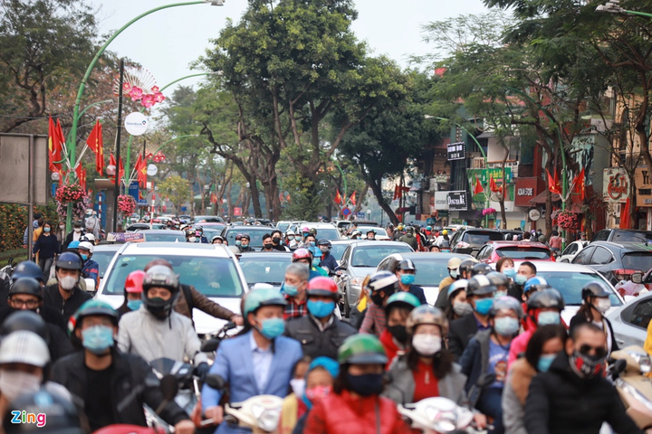 Chiều mùng 1 Tết, người Hà Nội đổ đi du xuân, đường phố tắc cứng - 6