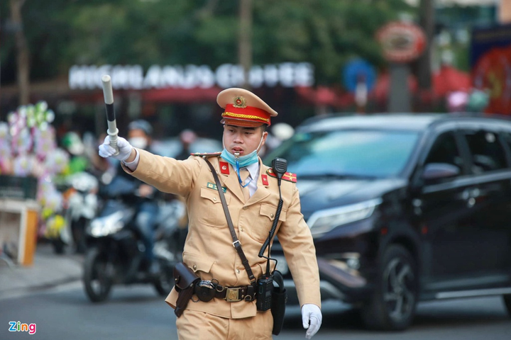 Chiều mùng 1 Tết, người Hà Nội đổ đi du xuân, đường phố tắc cứng - 8