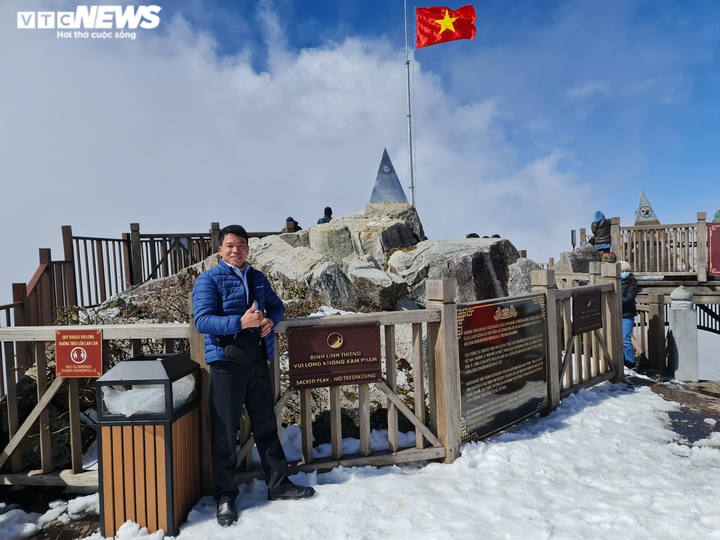 Ngày đầu năm mới, tuyết vẫn phủ trắng Fansipan, du khách hào hứng chụp ảnh - 3