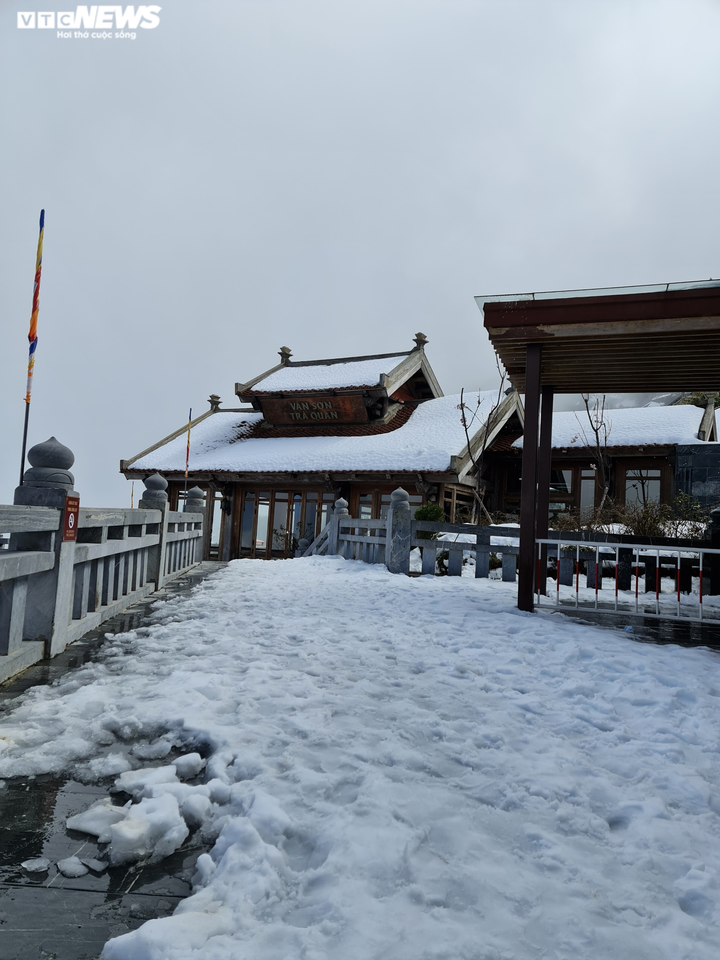 Ngày đầu năm mới, tuyết vẫn phủ trắng Fansipan, du khách hào hứng chụp ảnh - 1