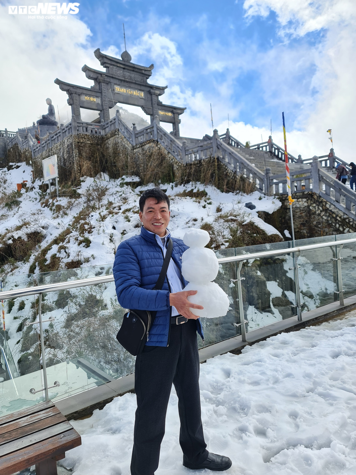 Ngày đầu năm mới, tuyết vẫn phủ trắng Fansipan, du khách hào hứng chụp ảnh - 2