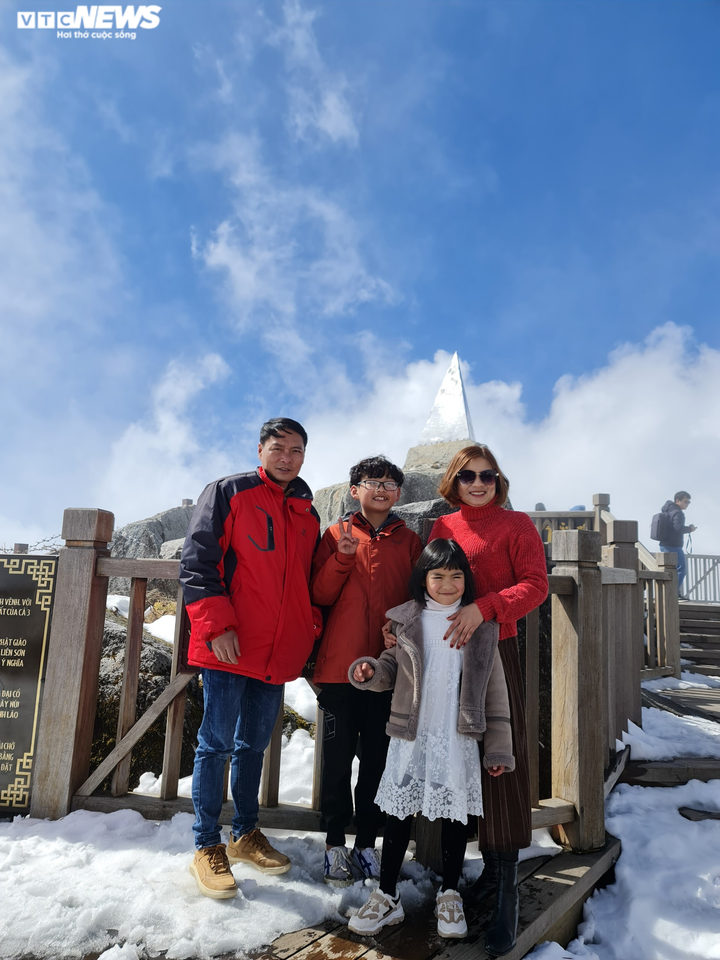 Ngày đầu năm mới, tuyết vẫn phủ trắng Fansipan, du khách hào hứng chụp ảnh - 4