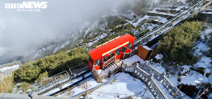 Ngày đầu năm mới, tuyết vẫn phủ trắng Fansipan, du khách hào hứng chụp ảnh - 6