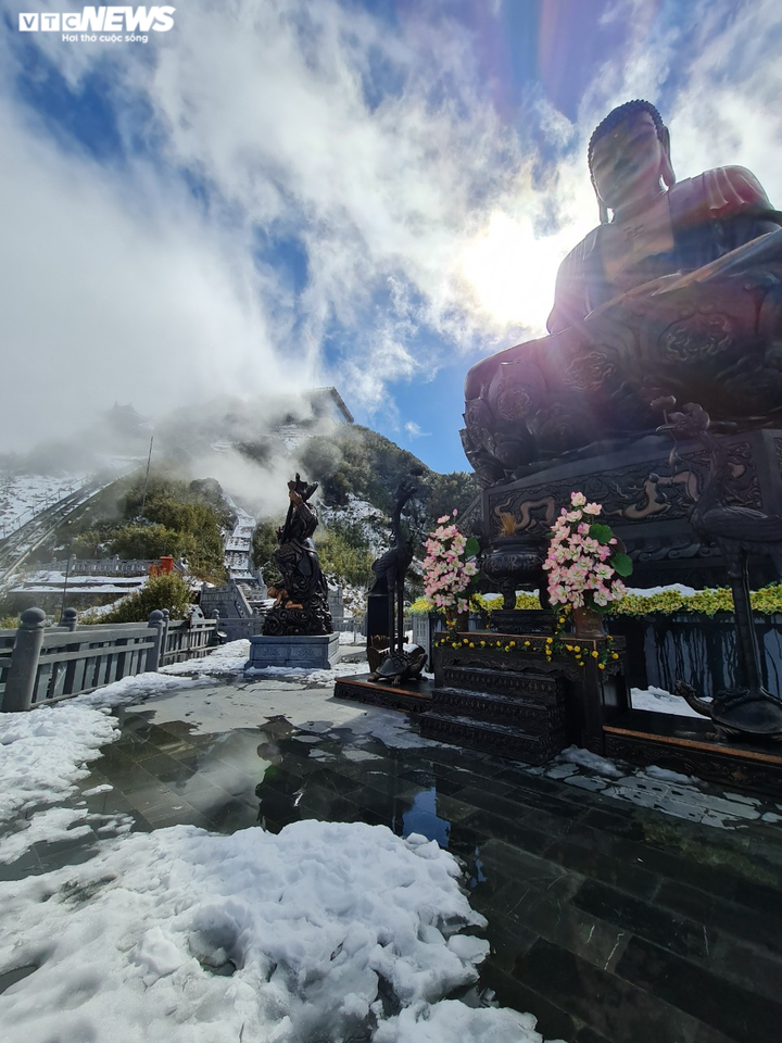 Ngày đầu năm mới, tuyết vẫn phủ trắng Fansipan, du khách hào hứng chụp ảnh - 8