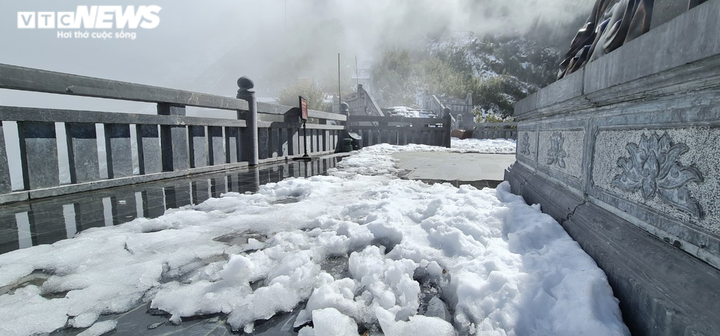 Ngày đầu năm mới, tuyết vẫn phủ trắng Fansipan, du khách hào hứng chụp ảnh - 7