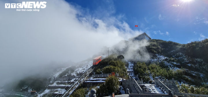 Ngày đầu năm mới, tuyết vẫn phủ trắng Fansipan, du khách hào hứng chụp ảnh - 5