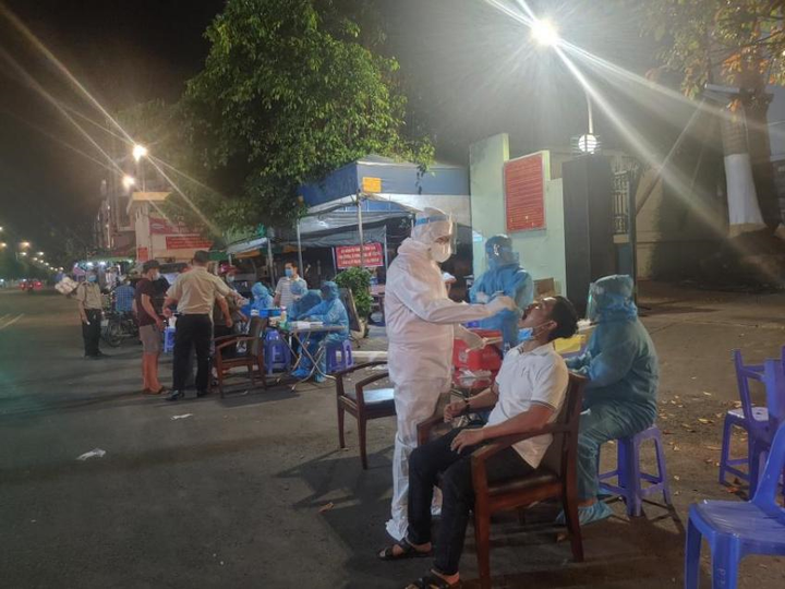 TP.HCM mở rộng lấy hơn 3.600 mẫu xét nghiệm ở nhà trọ, bến xe - 2