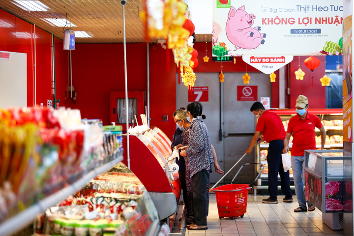 Siêu thị và trung tâm thương mại vắng vẻ ngày mùng 2 Tết ở TP.HCM - 3