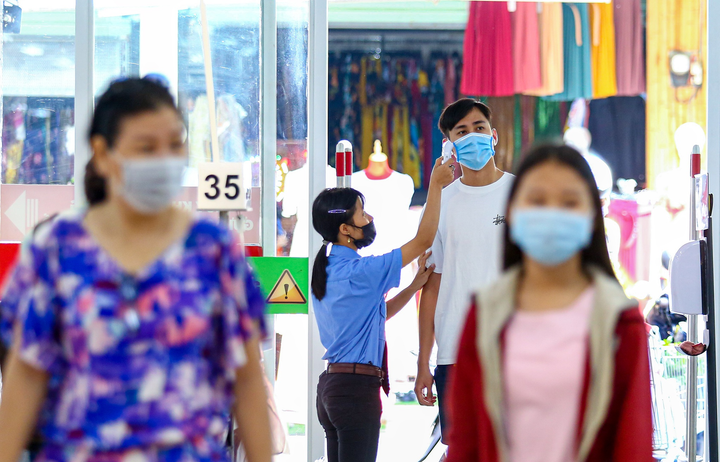 Siêu thị và trung tâm thương mại vắng vẻ ngày mùng 2 Tết ở TP.HCM - 8