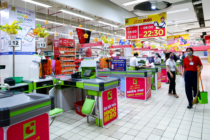 Siêu thị và trung tâm thương mại vắng vẻ ngày mùng 2 Tết ở TP.HCM - 7