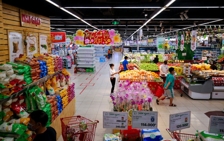 Siêu thị và trung tâm thương mại vắng vẻ ngày mùng 2 Tết ở TP.HCM - 12